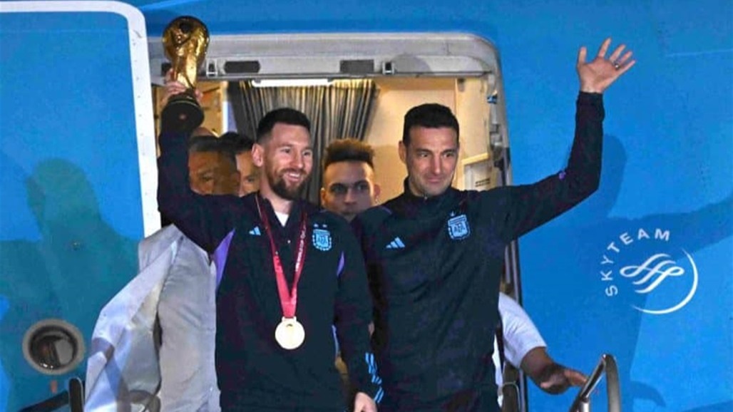 كأس العالم وصل الأرجنتين.. رفاق ميسي يحتفلون مع الجماهير: &quot;أجواء حماسية&quot; (فيديو) 