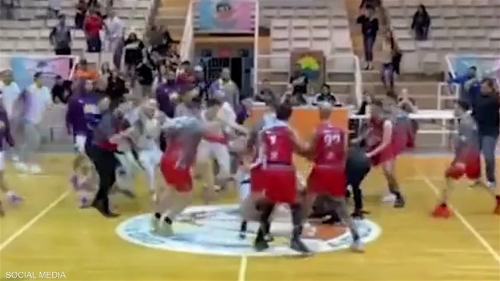ملعب كرة سلة يتحول إلى حلبة مصارعة اثناء المباراة (فيديو)