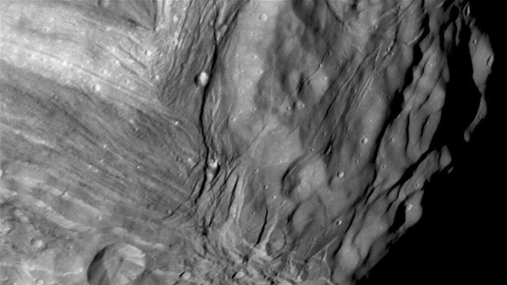 قمر "ميراندا".. العلماء يحققون في أصل الحطام الصخري على سطحه