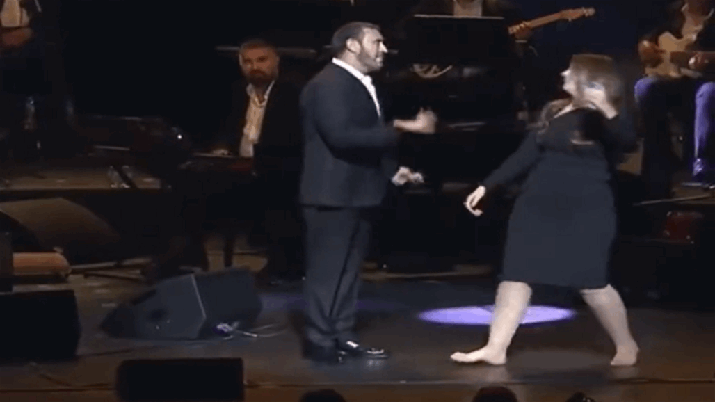 لالتقاط "سيلفي".. "حافية القدمين" تجتاح مسرح كاظم الساهر (فيديو)