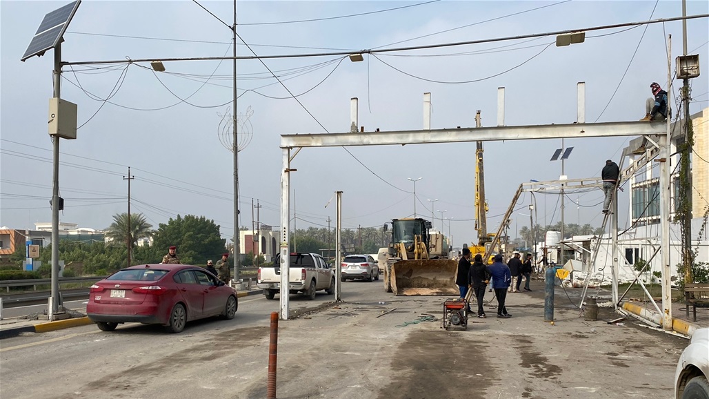 المباشرة برفع سيطرة جسر الطابقين في بغداد (صور)