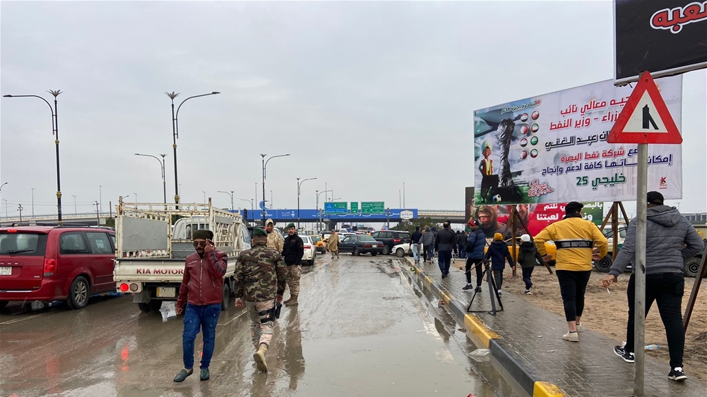 بالصور..  رغم الامطار الجماهير الرياضية تتوافد الى ملعب جذع النخلة