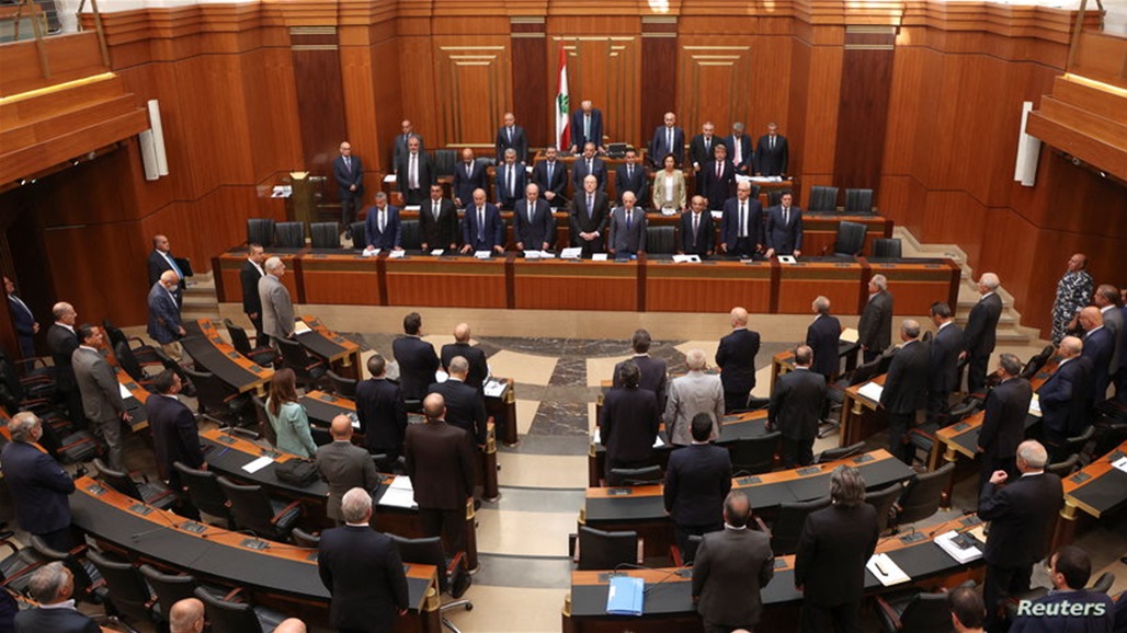 قضيا ليلتهما بقاعة البرلمان.. نائبان لبنانيان يحتجان للمطالبة بانتخاب رئيس 