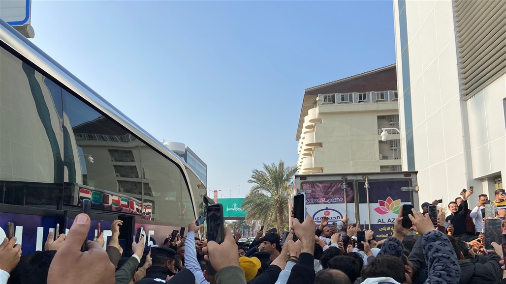 بالصور.. أسود الرافدين يغادرون البصرة وسط احتفاء جماهيري