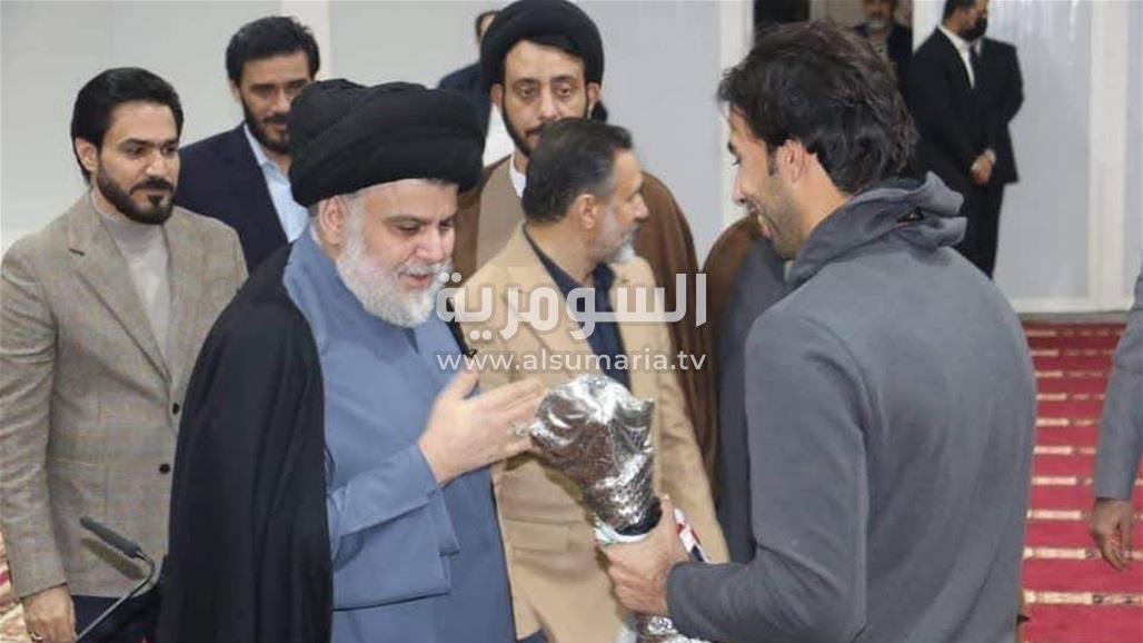 بعد اللقب الخليجي.. المنتخب الوطني يلتقي الصدر في النجف (صور)