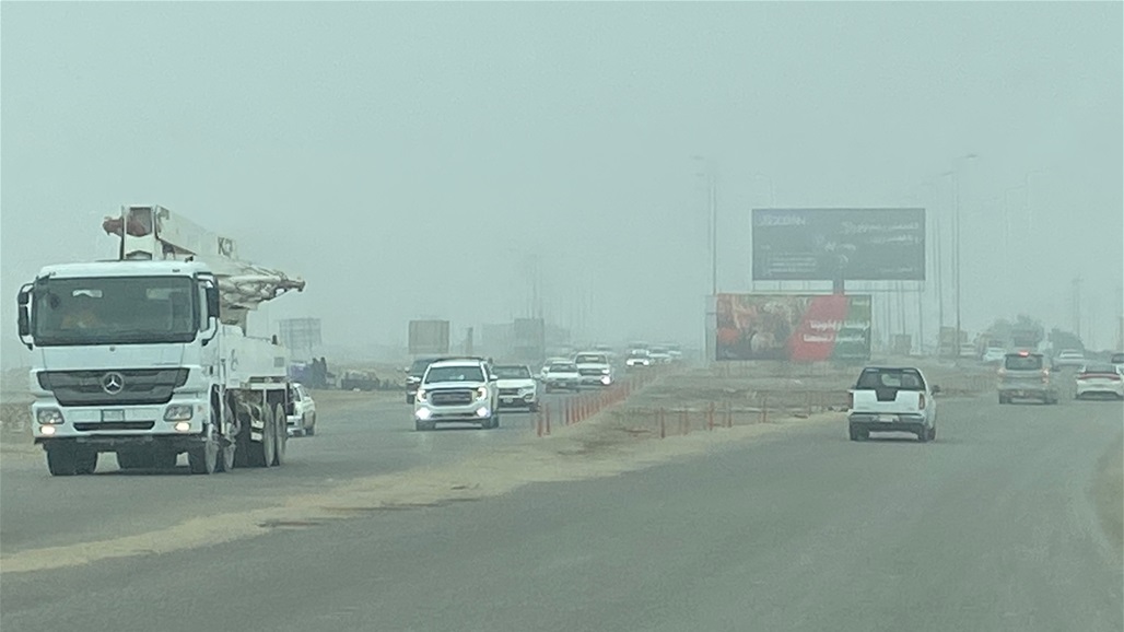 ضباب كثيف يحجب الرؤية في شوارع البصرة (صور)