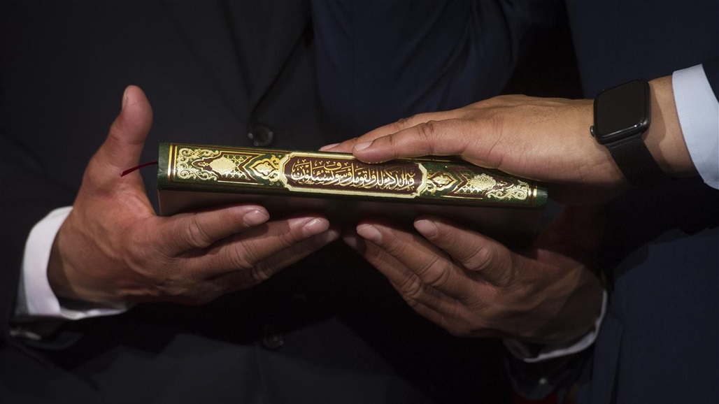 بعد السويد.. زعيم جماعة متطرفة يمزق القرآن الكريم في هولندا 