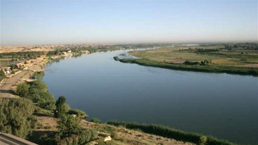 لتعزيز نهر الفرات.. الموارد المائية  تباشر بنصب مضخات عائمة في الثرثار