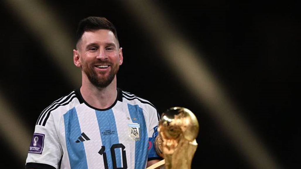 بالفيديو.. تأثر ميسي بعد مشاهدته قميص الأرجنتين الجديد: "3 نجمات" 