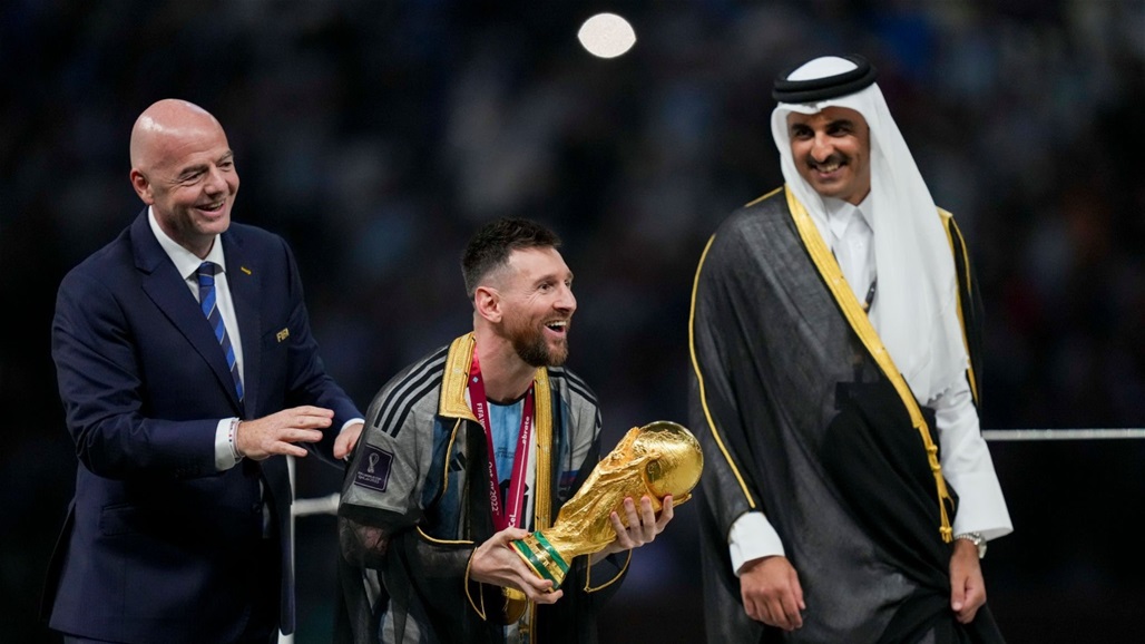 ميسي يكشف مصير "البشت" القطري