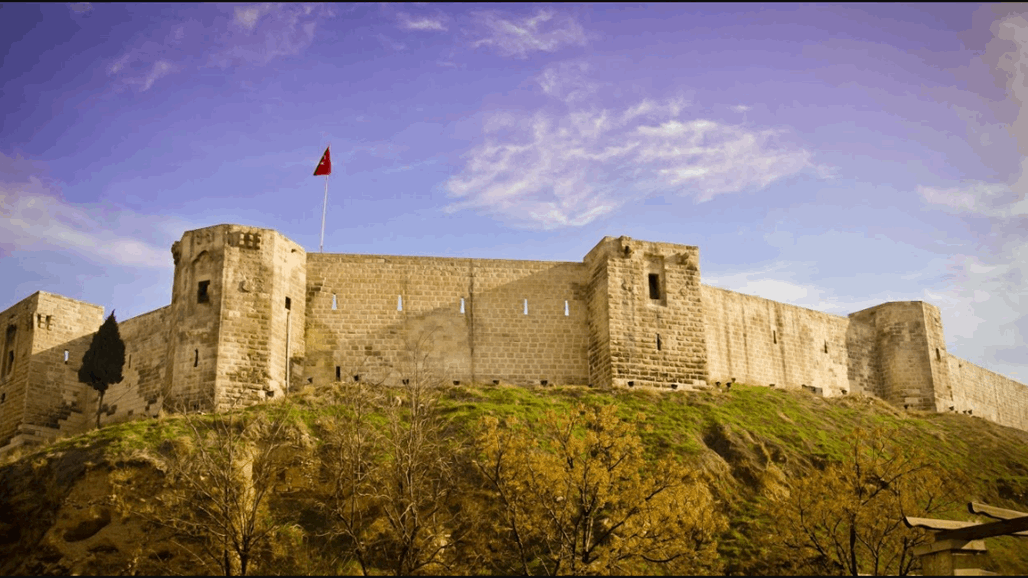 انهيار قلعة غازي عنتاب التاريخية جراء الزلزال (فيديو)