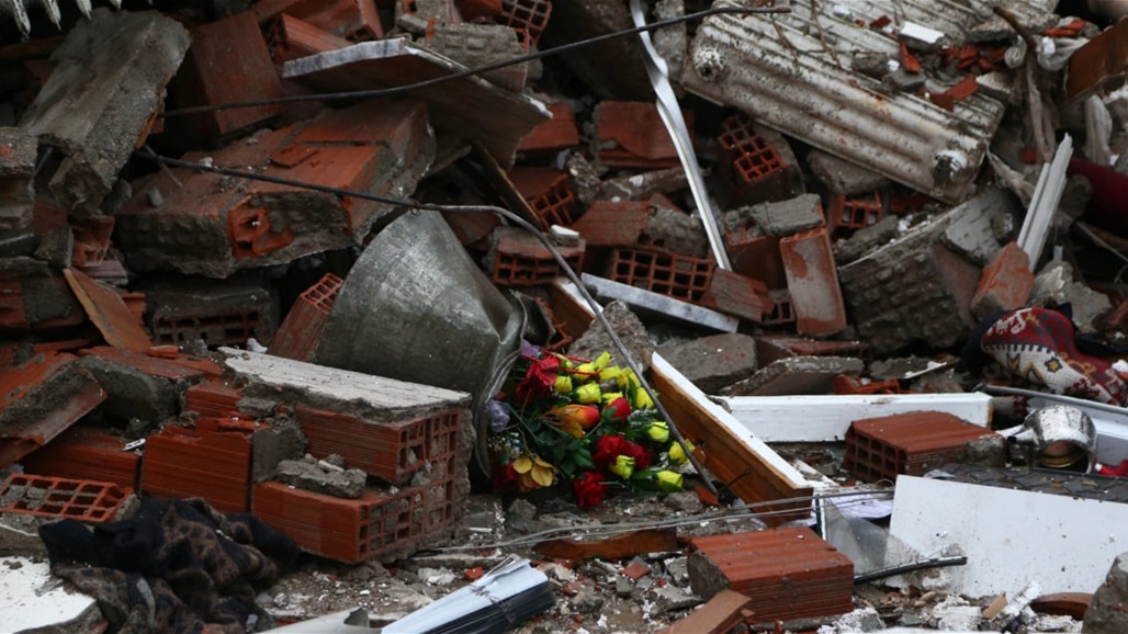 بينهم طفلان.. فيديو يوثق لحظة انتشال أربعة اتراك من تحت أنقاض الزلزال