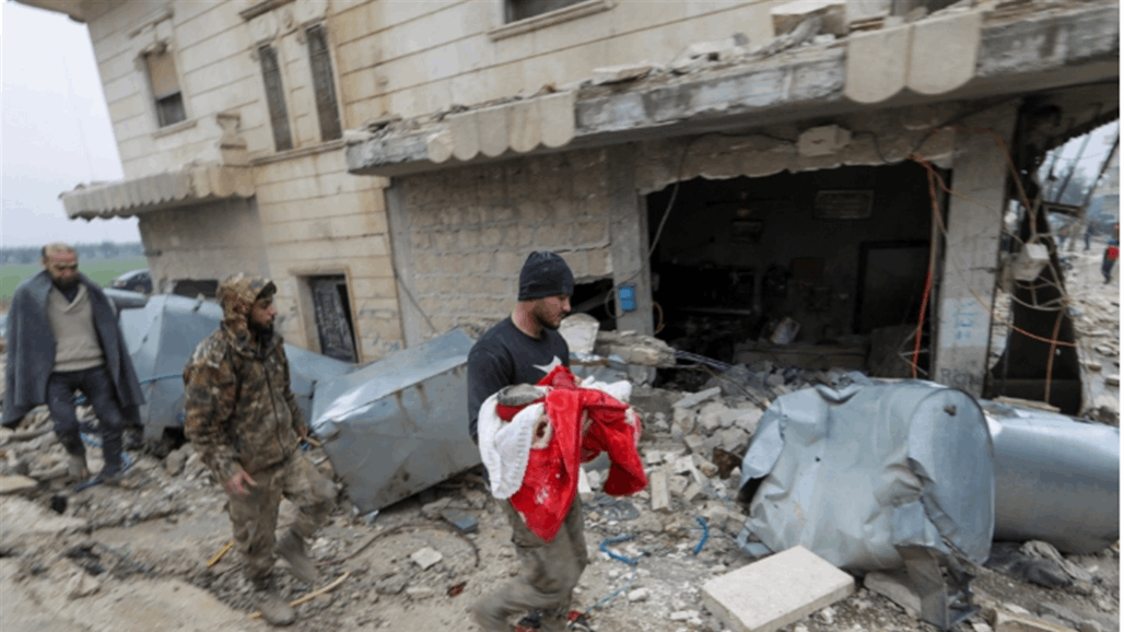 توفت قبل ان تراه.. أم سورية تلد طفلها بين أنقاض منزلها (فيديو)