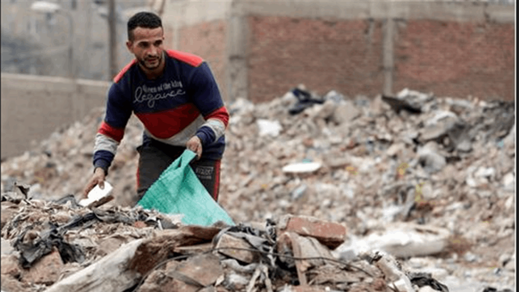 لتمويل حلمه.. لاعب كمال أجسام مصري يجمع القمامة (صور)