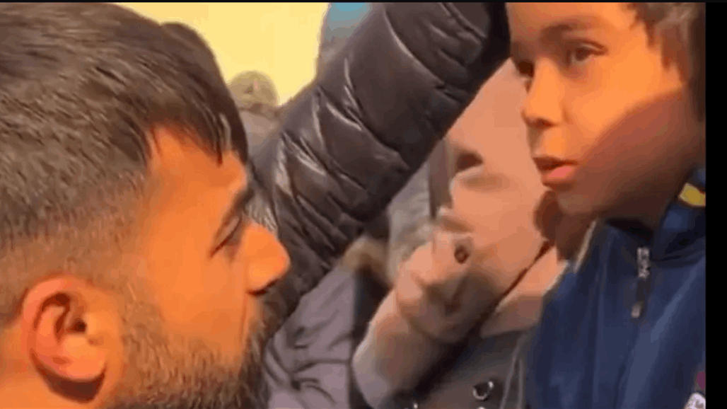 فيديو يدمي القلوب لطفل يرتجف بعد انتشاله من تحت الأنقاض