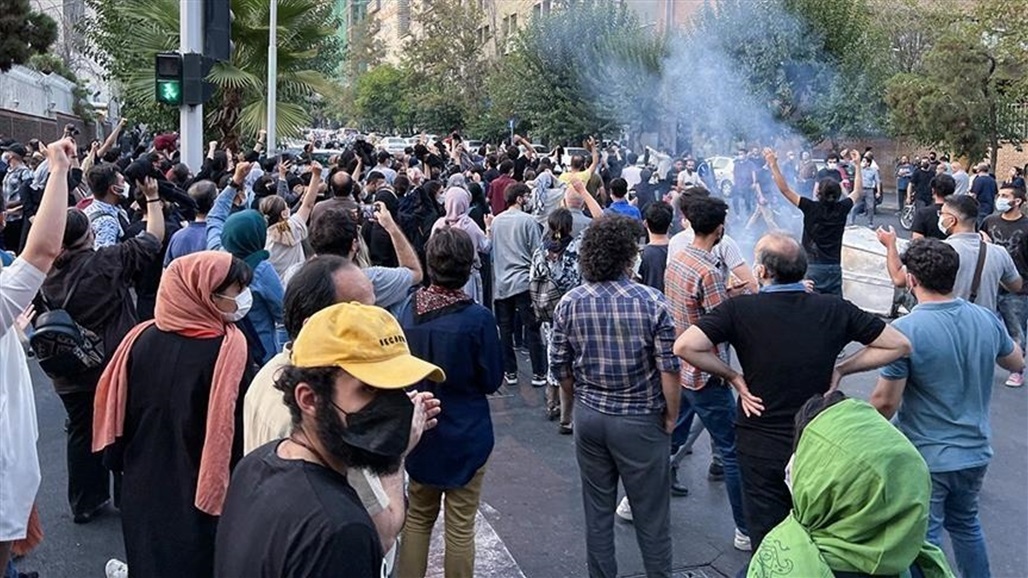 تجدد الاحتجاجات بإيران.. هتافات ضد النظام والأمن يتصدى بقنابل الغاز