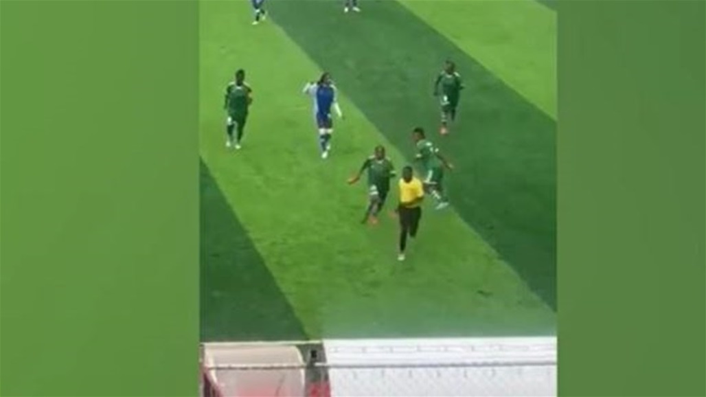 لاعبات كرة قدم يطاردن الحكم ويضربنه بعنف بعد خسارة فريقهن (فيديو)