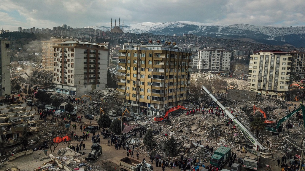 بينهم طفل.. انقاذ 3 اشخاص من ركام الزلزال "المدمر" في تركيا 