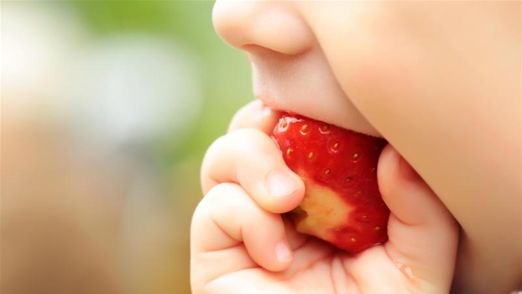 طفل يفقد حياته بسبب حبة فراولة