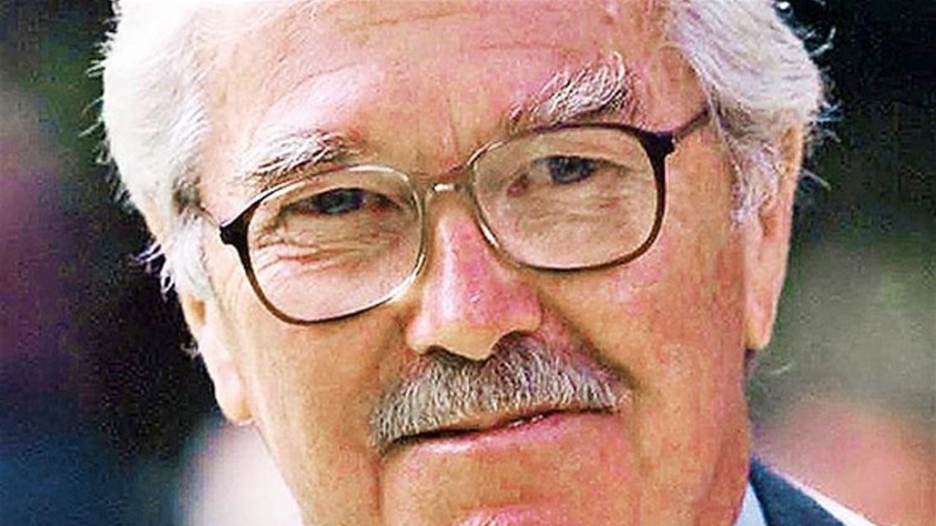 الموت يغيب المذيع البريطاني ديكي ديفيز عن عمر 94 عاما