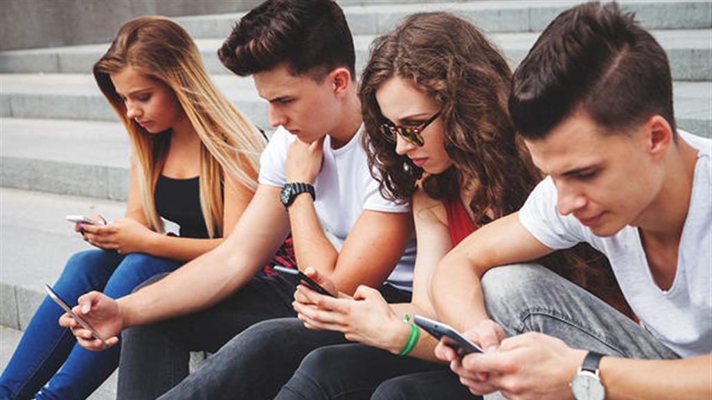 خبيرة أعصاب تكشف خطورة التواجد الطويل في مواقع التواصل الاجتماعي