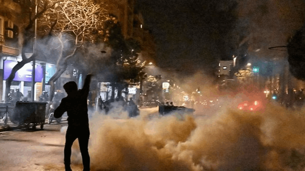بعد حادث القطارين.. اندلاع اشتباكات بين المتظاهرين والشرطة في اليونان