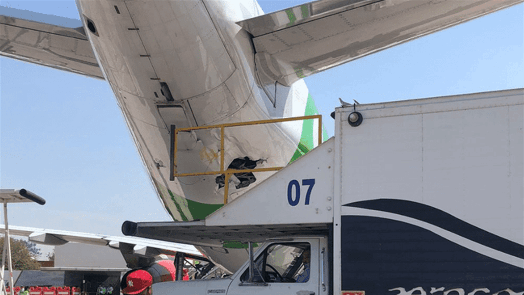 سائق شاحنة يصدم طائرة في مطار بالمكسيك (فيديو)