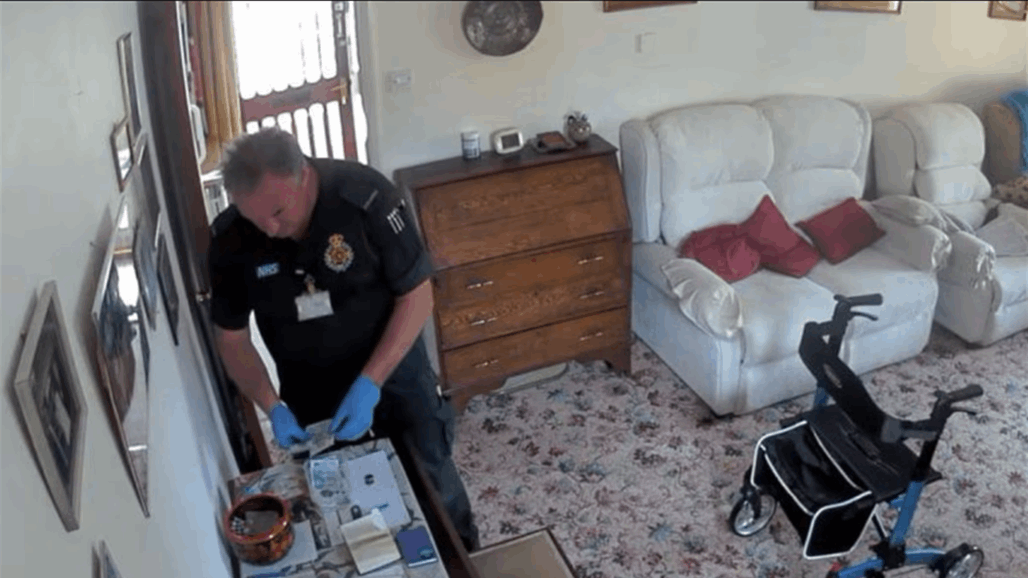 فضحته كاميرا المراقبة.. مسعف يسرق عجوزا بعد وفاتها بلحظات (فيديو)