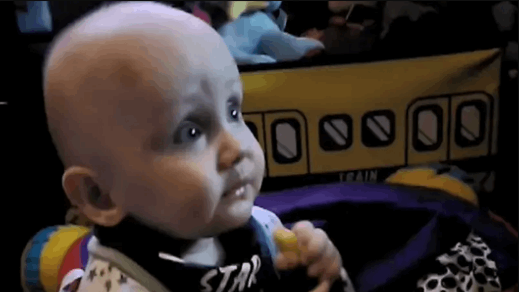 وفاة رضيع بطريقة وحشية على يد والديه بعدما أصيب بـ 57 كسرا