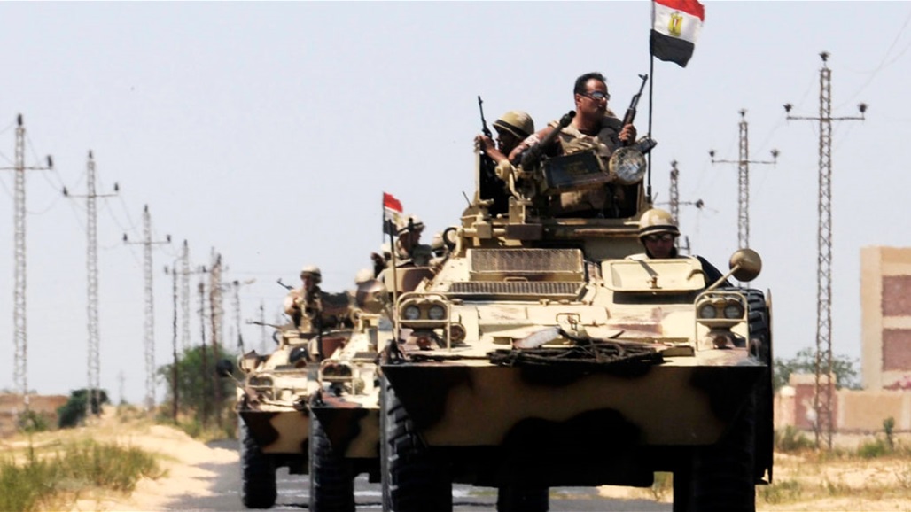 مشاهد توثق لحظة اصطدام ناقلة دبابات مصرية بسيارات مدنية 