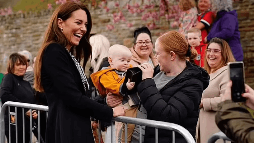 بالفيديو.. رضيع يختطف حقيبة كيت ميدلتون
