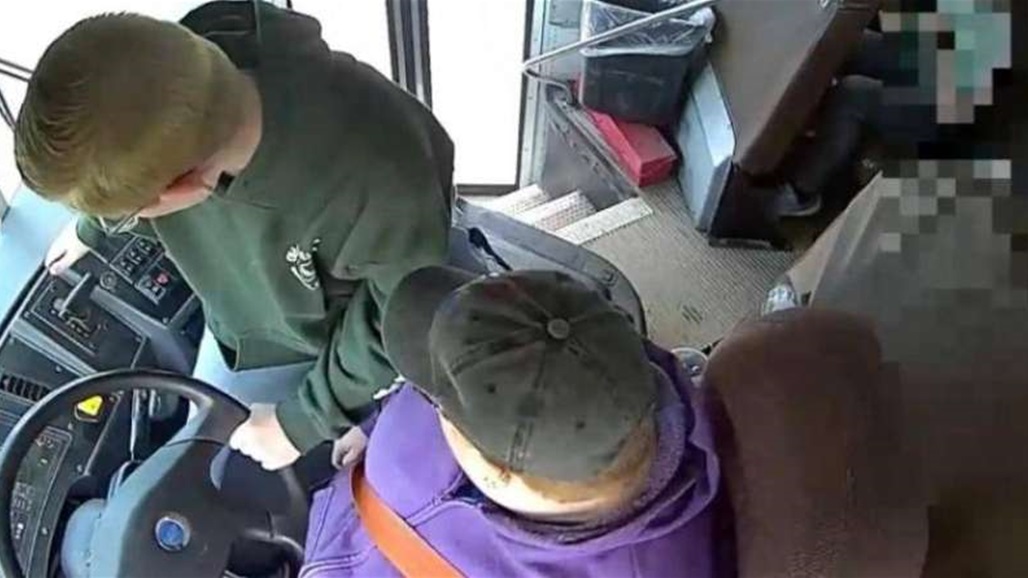 مراهق شجاع ينقذ 70 طفلاً من حادث سير بعد فقدان السائق وعيه (فيديو)