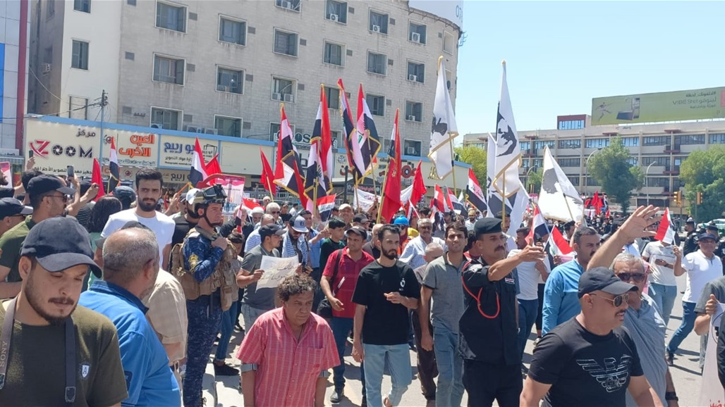 بمناسبة عيد العمال.. الحزب الشيوعي ينظم وقفة احتجاجية وسط بغداد (صور)