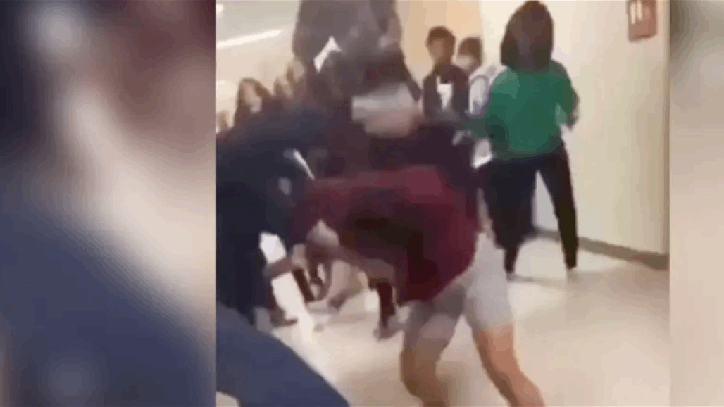 معلمة أمريكية تتدخل لفك اشتباك بين طلاب فتخرج على سرير الاسعاف (فيديو)