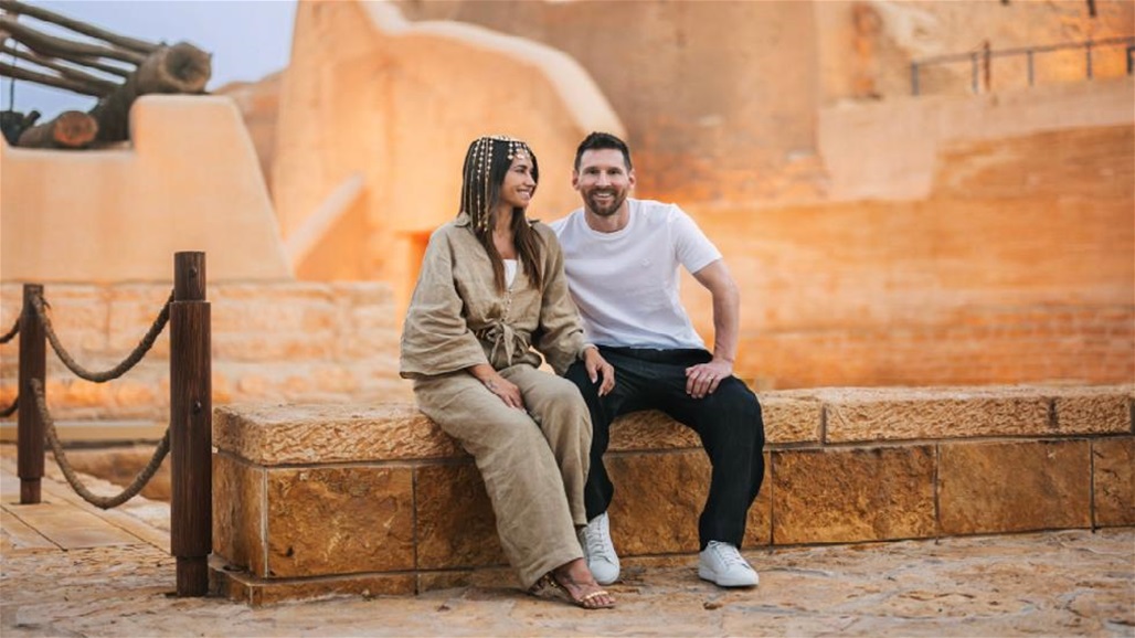 بالصور.. ميسي يزور حي الطريف الشهير مع عائلته في السعودية