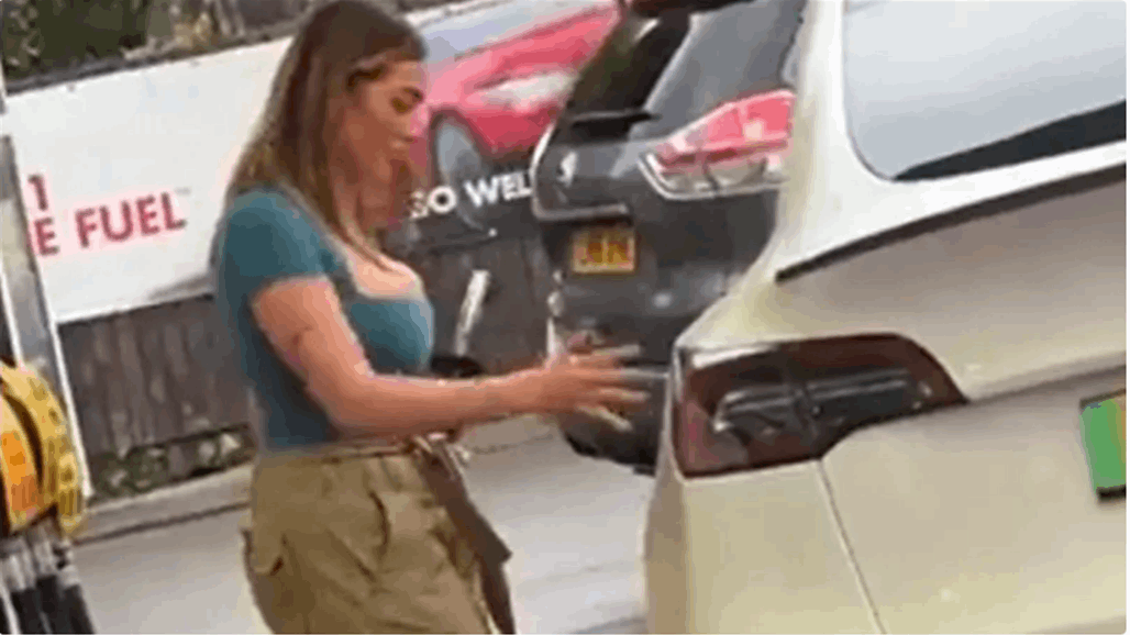 أمراة تثير الجدل بعد محاولتها تعبئة سيارة "تسلا" بالبنزين (فيديو)