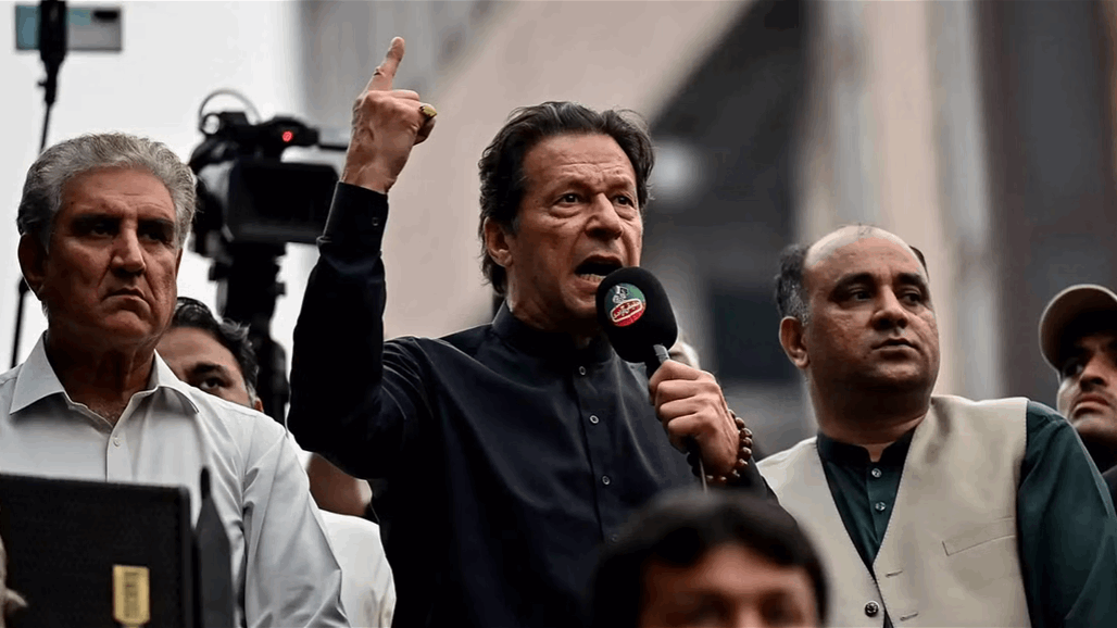 المحكمة العليا في باكستان تخلي سبيل عمران خان 