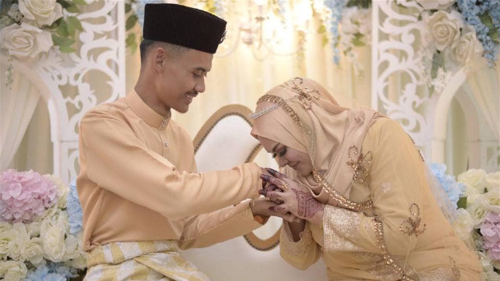 بعد قصة حب &quot;غريبة&quot;.. معلمة تتزوج تلميذها في ماليزيا (صور)