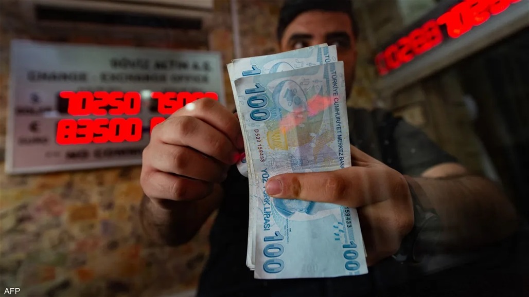 الليرة التركية تتراجع لأدنى مستوى في شهرين