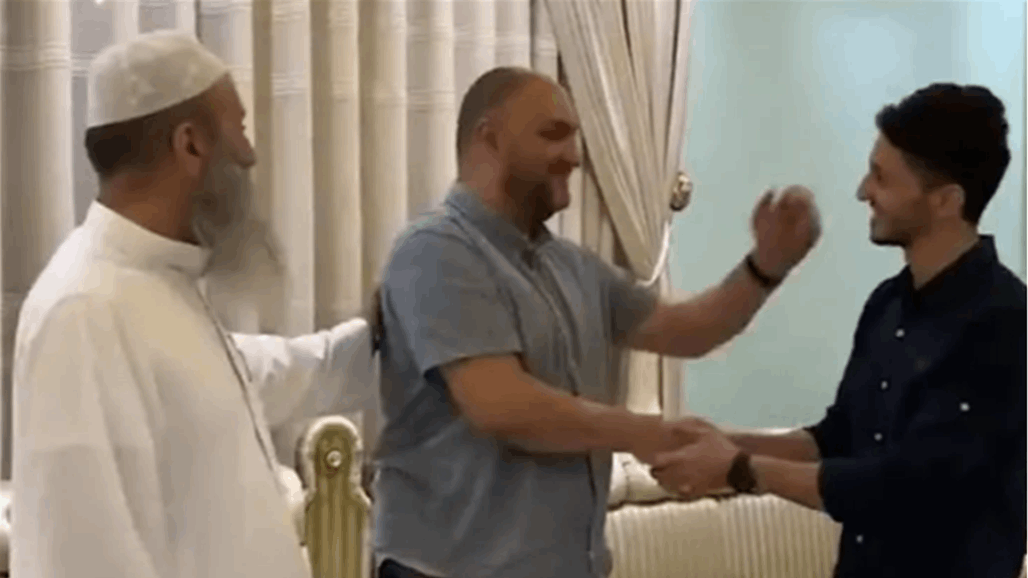 معلم بريطاني يشهر إسلامه على يد طالبه في الأردن (فيديو)