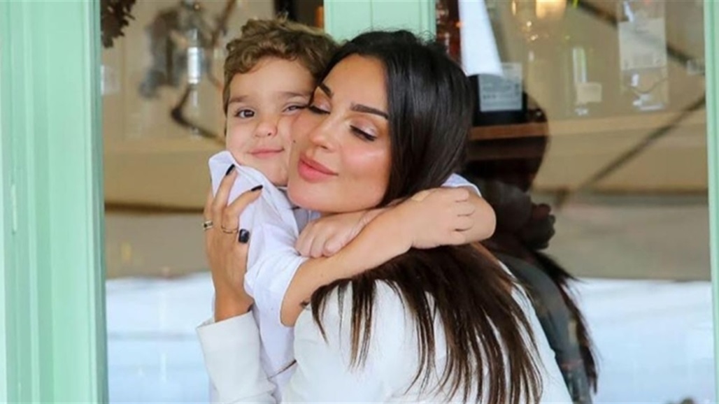 نادين نسيب نجيم تحتفل بالمناولة الأولى لابنها (فيديو)