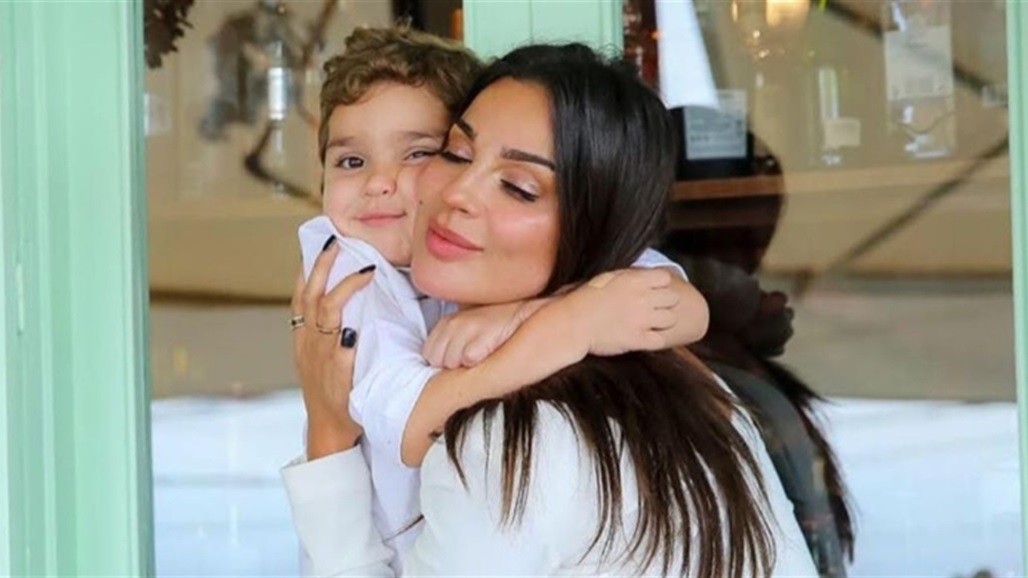 نادين نسيب نجيم تحتفل بالمناولة الأولى لابنها (فيديو)