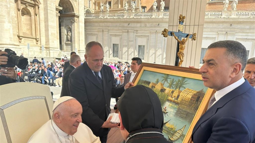 محافظ البصرة يهدي البابا فرنسيس لوحة فنية تمثل أهوار العراق (صور) 