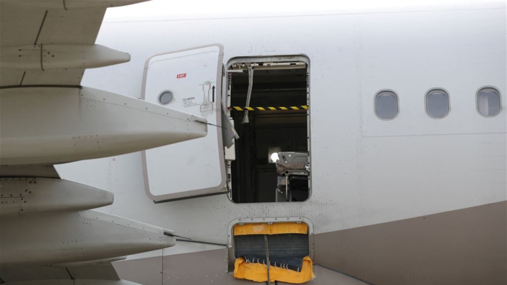 "شعر بضيق".. راكب يكشف سر فتحه باب طائرة أثناء تحليقها