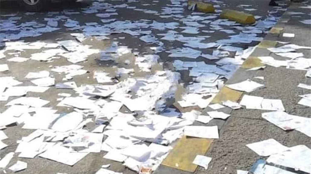 كتب مرمية على الأرض بعد انتهاء الامتحانات الوزارية.. هل حصل ذلك فعلاً في العراق؟ 