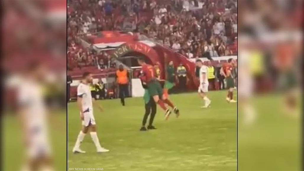 مشجع يقتحم أرضية الملعب ويحمل رونالدو (فيديو)