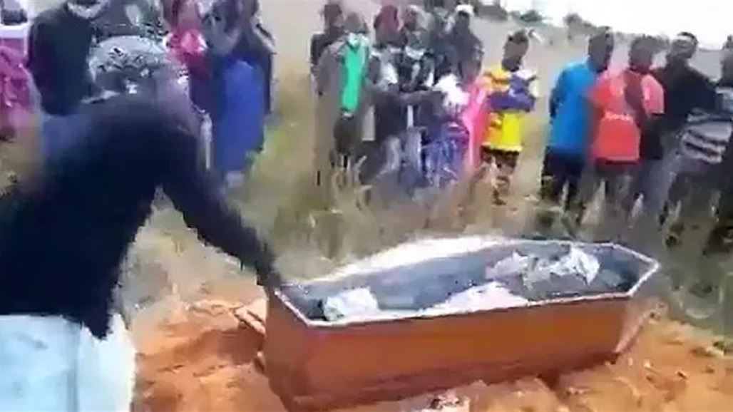 افريقيون يضربون جثة ميت "لأخذ الحق منه قبل الدفن".. ما القصة؟ (فيديو)