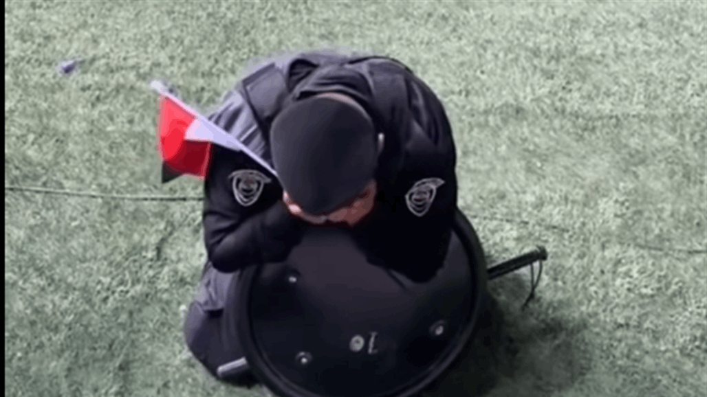 "أني عراقي مو إيراني".. قصة منتسب أمني كان "يبكي" بالمباراة النهائية الاخيرة (فيديو)