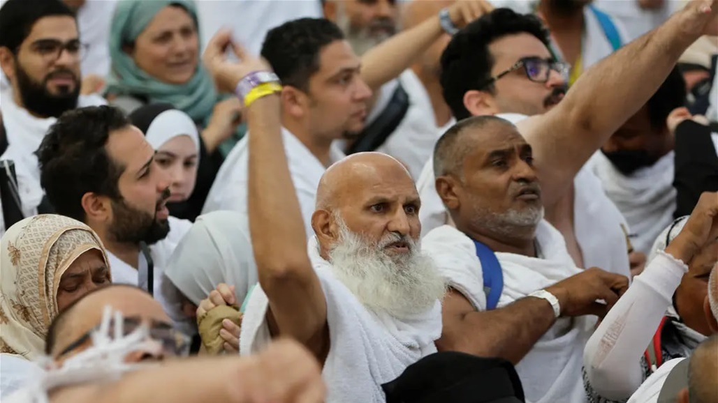 جموع الرحمن يؤدون مناسك رمي "جمرة العقبة" في مشعر منى