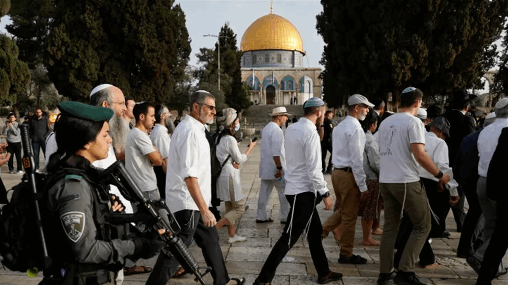 المستوطنون الإسرائيليون يقتحمون باحات المسجد الأقصى بالمئات